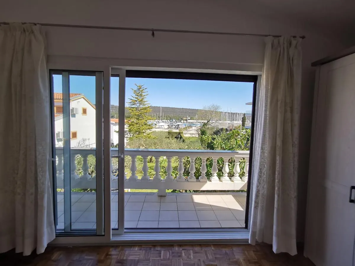 Home Nicole Bibinje