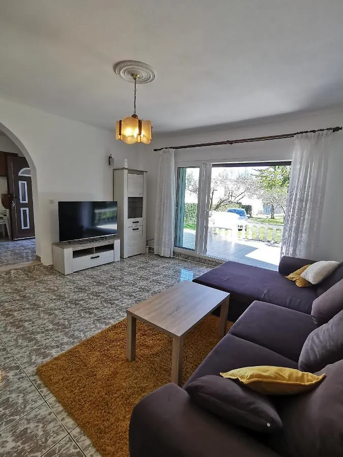 Home Nicole Bibinje