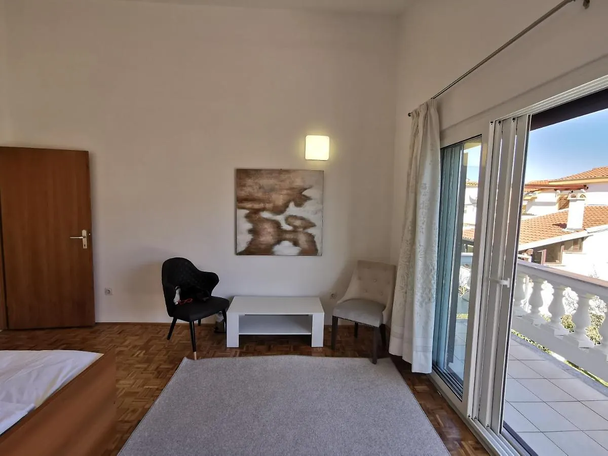 Home Nicole Bibinje