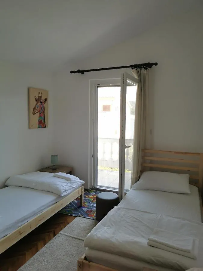 Home Nicole Bibinje