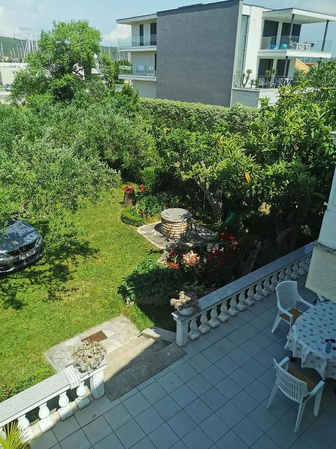 Home Nicole Bibinje